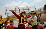 Nhân viên sân bay Nội Bài phơi mình giữa sàn bê tông trong cái nóng 56 độ C 