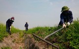 Nhân viên sân bay Nội Bài phơi mình giữa sàn bê tông trong cái nóng 56 độ C 