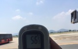 Nhân viên sân bay Nội Bài phơi mình giữa sàn bê tông trong cái nóng 56 độ C 