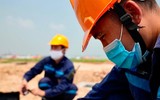 Nhân viên sân bay Nội Bài phơi mình giữa sàn bê tông trong cái nóng 56 độ C 