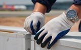 Nhân viên sân bay Nội Bài phơi mình giữa sàn bê tông trong cái nóng 56 độ C 