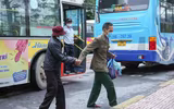 Hình ảnh xe buýt Hà Nội lăn bánh sau nhiều tháng “đắp chiếu”