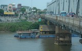 Cận cảnh cầu Đuống xuống cấp, phương tiện qua cầu “vừa đi vừa run”