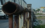 Cận cảnh cầu Đuống xuống cấp, phương tiện qua cầu “vừa đi vừa run”
