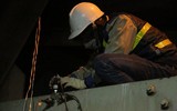 Xem kiểm nghiệm từ chiếc ốc vít để sửa tổng thể cầu Chương Dương 36 năm tuổi