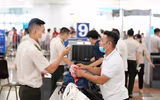 Dòng người ùn ùn đổ về sân bay quốc tế Nội Bài rời Thủ đô nghỉ lễ Quốc khánh