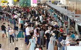 Dòng người ùn ùn đổ về sân bay quốc tế Nội Bài rời Thủ đô nghỉ lễ Quốc khánh