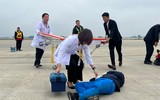 Cận cảnh diễn tập sự cố 200 lít xăng máy bay bị tràn ra sân đỗ, gây cháy tại Nội Bài