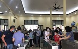 Dòng người nườm nượp rời Thủ đô nghỉ lễ, đường phố, bến xe đông đúc