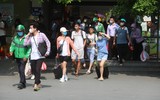 Người dân “tay xách, nách mang” trở lại Thủ đô sau kỳ nghỉ lễ kéo dài