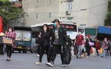 Người dân “tay xách, nách mang” trở lại Thủ đô sau kỳ nghỉ lễ kéo dài