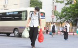 Người dân “tay xách, nách mang” trở lại Thủ đô sau kỳ nghỉ lễ kéo dài