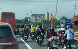Người dân “tay xách, nách mang” trở lại Thủ đô sau kỳ nghỉ lễ kéo dài