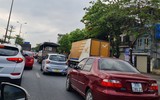 Người dân “tay xách, nách mang” trở lại Thủ đô sau kỳ nghỉ lễ kéo dài