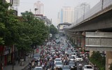 Người dân chật vật dưới nắng nóng vượt 8 