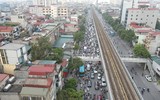 Người dân chật vật dưới nắng nóng vượt 8 