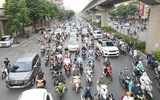 Người dân chật vật dưới nắng nóng vượt 8 