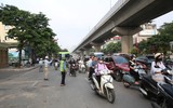 Người dân chật vật dưới nắng nóng vượt 8 