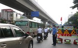 Người dân chật vật dưới nắng nóng vượt 8 