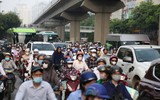 Người dân chật vật dưới nắng nóng vượt 8 