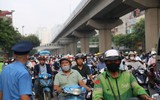 Người dân chật vật dưới nắng nóng vượt 8 
