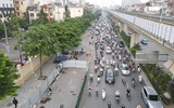 Người dân chật vật dưới nắng nóng vượt 8 