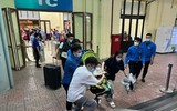 Người dân ùn ùn trở lại Thủ đô, bến xe, nhà ga chen kín người