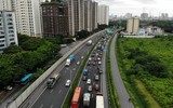 Người dân ùn ùn trở lại Thủ đô, bến xe, nhà ga chen kín người