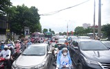 Người dân ùn ùn trở lại Thủ đô, bến xe, nhà ga chen kín người