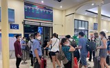 Người dân ùn ùn trở lại Thủ đô, bến xe, nhà ga chen kín người