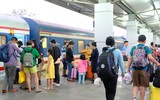 Người dân ùn ùn trở lại Thủ đô, bến xe, nhà ga chen kín người