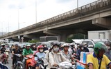 Người dân ùn ùn trở lại Thủ đô, bến xe, nhà ga chen kín người