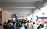 Người dân ùn ùn trở lại Thủ đô, bến xe, nhà ga chen kín người