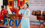 Khách qua sân bay Nội Bài bất ngờ được tặng thư pháp ngày đầu xuân 