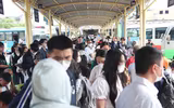 Sân bay, nhà ga, đường phố đông nghẹt người dân rời Thủ đô