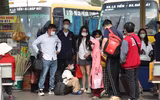 Sân bay, nhà ga, đường phố đông nghẹt người dân rời Thủ đô