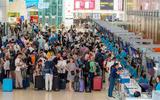 Sân bay, nhà ga, đường phố đông nghẹt người dân rời Thủ đô