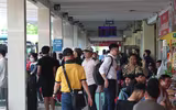 Sân bay, nhà ga, đường phố đông nghẹt người dân rời Thủ đô