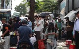 Người dân xếp hàng ùn ùn trở về Thủ đô dưới cái nắng oi ả