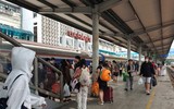 Người dân xếp hàng ùn ùn trở về Thủ đô dưới cái nắng oi ả
