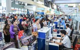 Người dân xếp hàng ùn ùn trở về Thủ đô dưới cái nắng oi ả