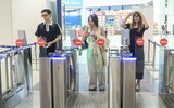 Người dân xếp hàng ùn ùn trở về Thủ đô dưới cái nắng oi ả