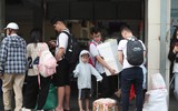 Người dân xếp hàng ùn ùn trở về Thủ đô dưới cái nắng oi ả