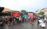 Người dân xếp hàng ùn ùn trở về Thủ đô dưới cái nắng oi ả