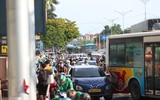 Người dân xếp hàng ùn ùn trở về Thủ đô dưới cái nắng oi ả