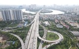 Người dân xếp hàng ùn ùn trở về Thủ đô dưới cái nắng oi ả