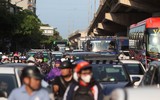 Người dân xếp hàng ùn ùn trở về Thủ đô dưới cái nắng oi ả