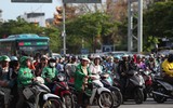 Người dân xếp hàng ùn ùn trở về Thủ đô dưới cái nắng oi ả