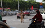 Người dân xếp hàng ùn ùn trở về Thủ đô dưới cái nắng oi ả