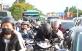 Người dân xếp hàng ùn ùn trở về Thủ đô dưới cái nắng oi ả